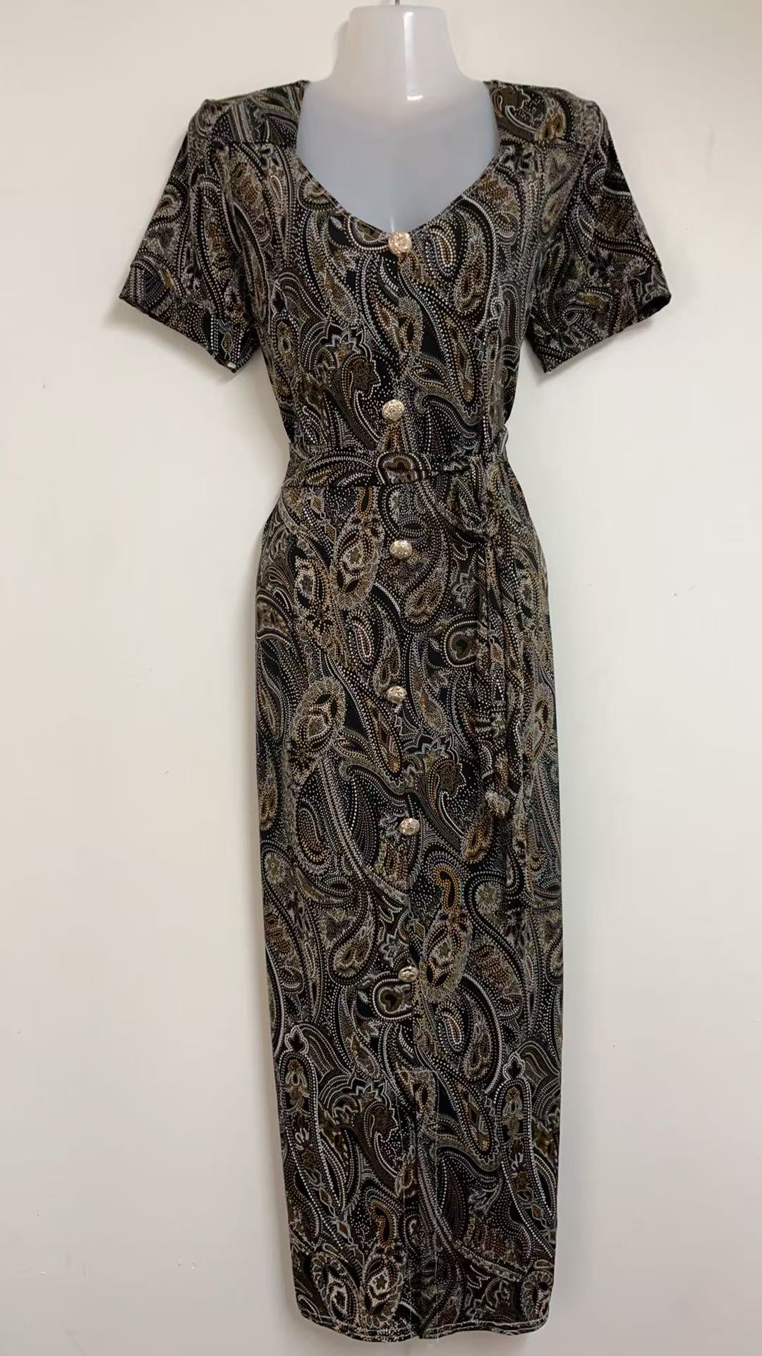 Robe Élégance Orientale – Motifs Cachemire & Boutons Dorés