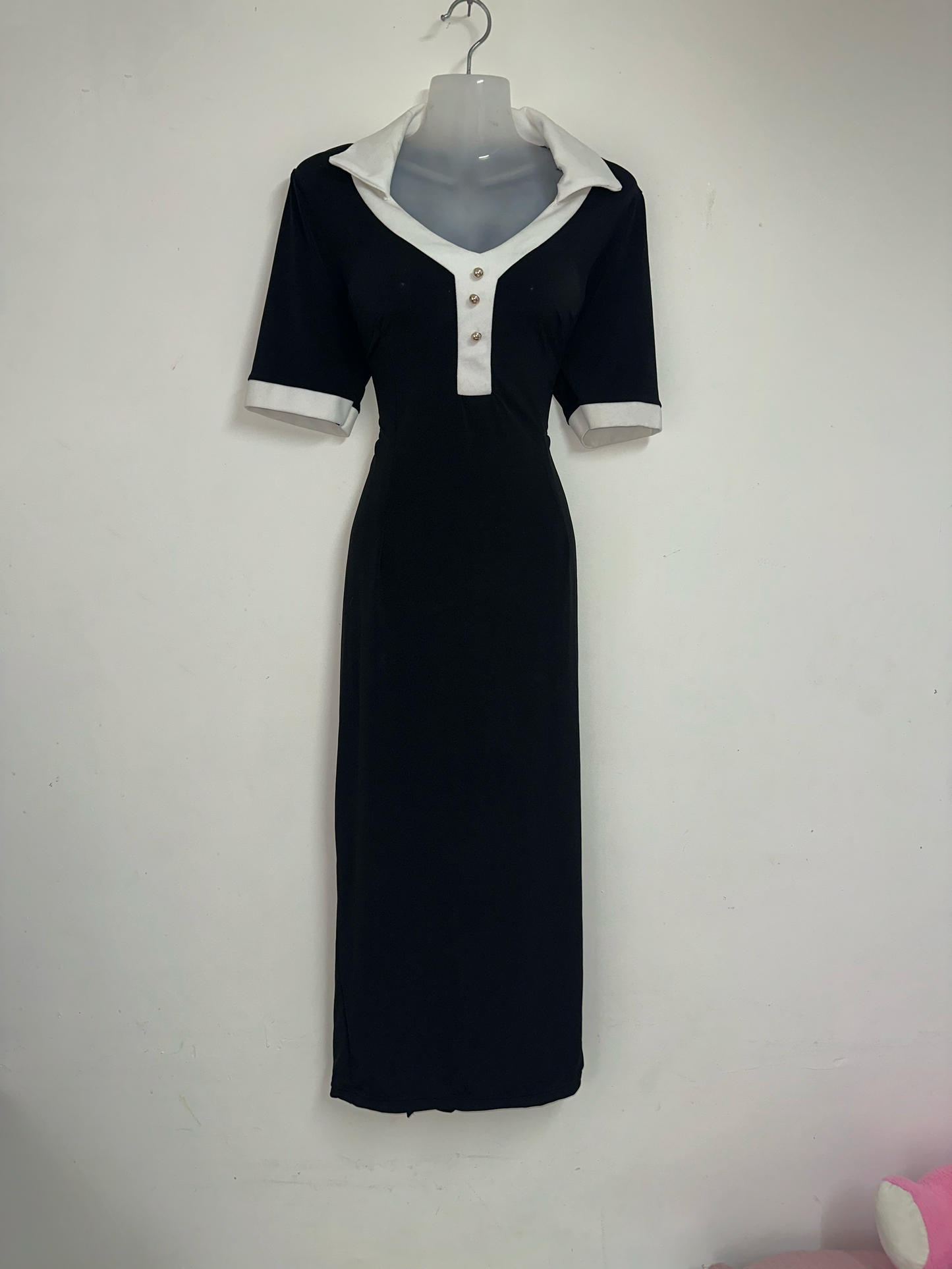 Robe Classique Ébène – Détails Blancs & Boutonnage Chic